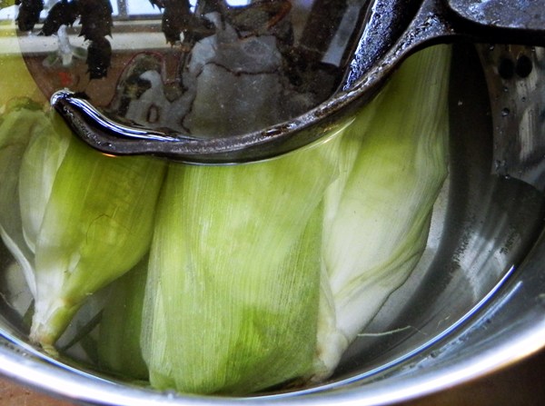 soaking sweet corn before grilling