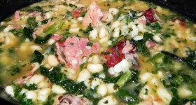 ham and beans with spinach in a slow cooker