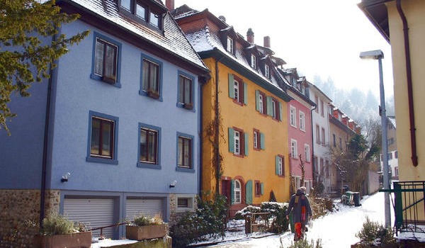 pastel-houses-with-snow