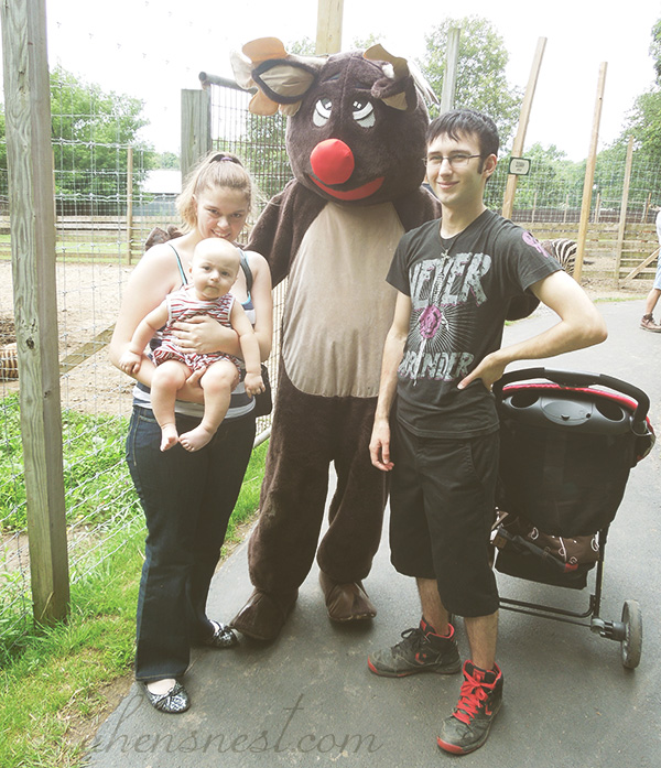 first-zoo-trip-baby-family